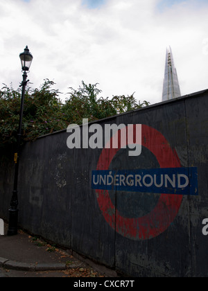 London Tube Zeichen Kunst zeigt die Shard London Bridge im Hintergrund, Southwark, London, England, Vereinigtes Königreich Stockfoto