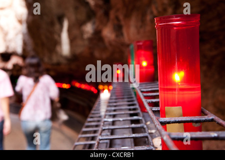 Besucher können Fuß durch einen Tunnel, die teilweise durch Sonne und Kerzen beleuchtet. Stockfoto