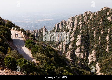 Besucher nach Montserrat Seilbahn auf den Berg zu nehmen und dann erkunden, Gehwege, Einsiedeleien und anderen Websites. Stockfoto