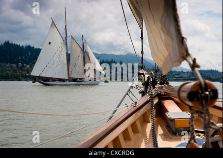 Die historischen Großsegler Schoner Zodiac gesehen aus dem Bogen ein anderes Segelboot während eines Rennens auf Bellingham Bay, Washington. Stockfoto