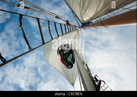 Ein Schoner mit einem Segel Darstellung eine nordwestlich einheimischer Kunstdesign eines Frosches an einem schönen sonnigen Tag im US-Bundesstaat Washington. Stockfoto