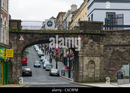 Shipquay Straße und Shipquay Tor mit Guildhall innerhalb der Mauern von Derry City County Londonderry Nordirland Großbritannien. Stockfoto