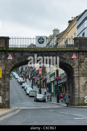 Shipquay Straße und Shipquay Tor mit Guildhall innerhalb der Mauern von Derry City County Londonderry Nordirland Großbritannien. Stockfoto