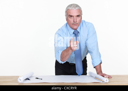 leitenden Geschäftsmann ein Projekt untersuchen und zeigen Sie Stockfoto