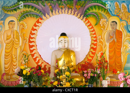 Erleuchtete Buddha-Statue sitzt unter dem Bodhi-Baum mit gemalten Wandbild Hintergrund Stockfoto