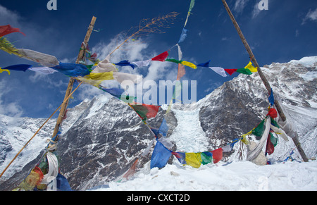 Gebetsfahnen an der Spitze eines Berges mit Blick auf Kyimoshung-Ri-Gletscher im Hintergrund, Langtang-Tal, Nepal Stockfoto