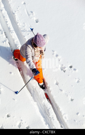 Über dem Winkel des mittleren Alter Frau Skifahren außerhalb Stockfoto