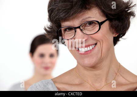 Mutter mit Tochter im Hintergrund stand Stockfoto