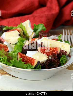 köstlicher Salat mit Feigen und Brie-Käse Stockfoto