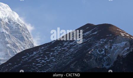 Hang mit einem riesigen schneebedeckten Berg in der Ferne, Langtang-Tal, Nepal teilweise mit Schnee bedeckt Stockfoto