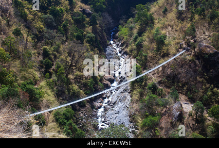 Blick auf eine lange Hängebrücke hoch über einem Berg Dampf, Nepal Stockfoto