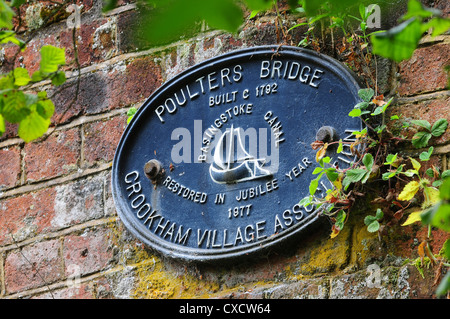 Ein Zeichen für Poulters Brücke auf dem britischen Basingstoke Canal Stockfoto