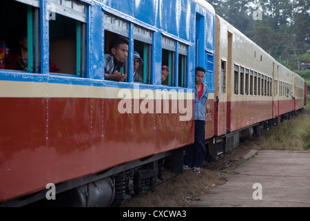 Myanmar, Burma. Fahrgäste in Bussen am Bahnhof von Kalaw. Stockfoto