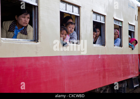 Myanmar, Burma. Fahrgäste in Bussen am Bahnhof von Kalaw. Stockfoto
