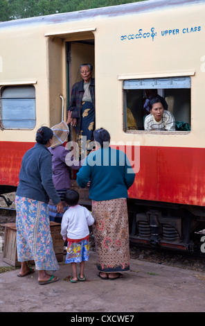 Myanmar, Burma. Fahrgäste in Bussen am Bahnhof von Kalaw. "Upper Class." Stockfoto