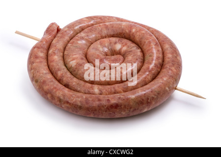 Spirale rohes Fleischwurst isoliert auf weißem Hintergrund Stockfoto