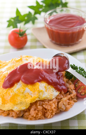 Omurice aufsetzen Tomatenketchup Stockfoto