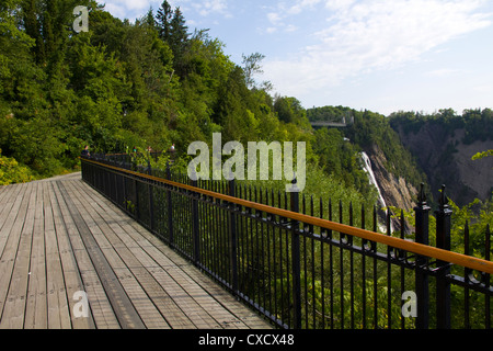 Eine Promenade und Hängebrücke bieten spektakuläre Ausblicke auf Montmorency Falls, in der Nähe von Quebec City, Kanada Stockfoto