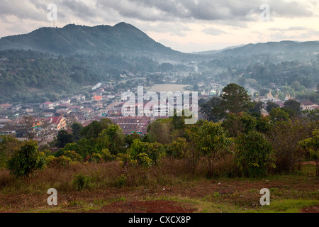 Myanmar, Burma, Kalaw, Shan-Staat. Am frühen Morgen Haze von Kochfeuer füllt die Ansicht. Stockfoto