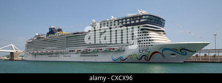 Kreuzfahrtschiff Norwegian Epic von der Norwegian Cruise Line im Marina Port Vell, Barcelona, Katalonien, Spanien, Europa Stockfoto