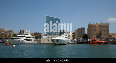 Luxus-Yachten in der Marina Port Vell, Barcelona, Katalonien, Spanien, Europa Stockfoto