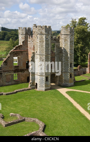 Das innere Torhaus, das aus dem 16. Jahrhundert Tudor Cowdray Castle in Midhurst, West Sussex, England, Vereinigtes Königreich, Europa Stockfoto