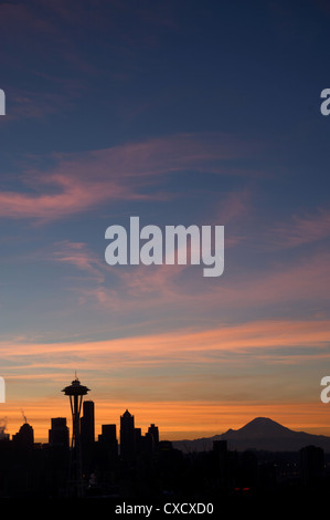 Silhouette der Skyline von Seattle mit Mond und Mount Rainier im Abstand genommen von Kerry Park, Seattle, Washington State Stockfoto