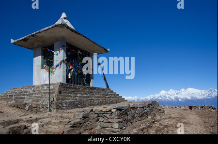 Buddhistischen Schrein und Gebet Fahnen, mit schneebedeckten Berge in der Ferne, Nepal Stockfoto