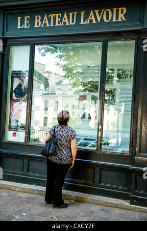 Touristen auf der Suche im Fenster von Le Bateau-Lavoir in Paris Stockfoto