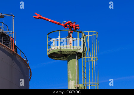 Feuer Schlauch / Düse mit einem Öl / gas Schwerindustrie Pflanze Stockfoto