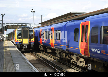 London, South West Trains ist ein Zug ist eine Station verlassen Stockfoto