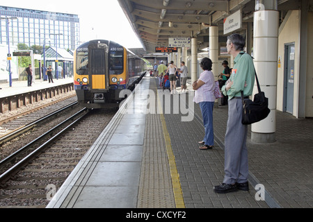 London, Passagiere warten auf den Eingang des regionalen Schienenverkehrs Stockfoto