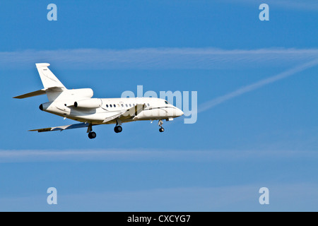 Flugzeug Landung / Private Jet (blauer Himmel) Stockfoto