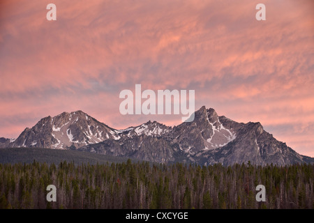 Sonnenuntergang Wolken über McGowen Peak auf der rechten Seite und Mt. Regan auf der linken Seite, im Bereich von Sawtooth, Sawtooth National Recreation Area Stockfoto