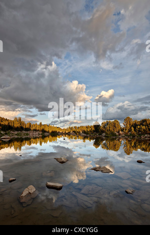 Wolken bei Sonnenuntergang spiegelt sich in einem unbenannten See, Shoshone National Forest, Wyoming, Vereinigte Staaten von Amerika, Nordamerika Stockfoto