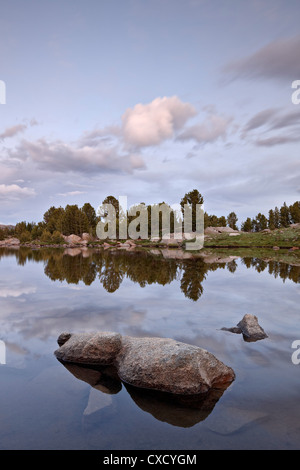 Wolken bei Sonnenuntergang spiegelt sich in einem unbenannten See, Shoshone National Forest, Wyoming, Vereinigte Staaten von Amerika, Nordamerika Stockfoto