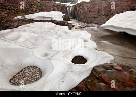 Alpine Stream mit Schnee, Glacier National Park, Montana, Vereinigte Staaten von Amerika, Nordamerika Stockfoto