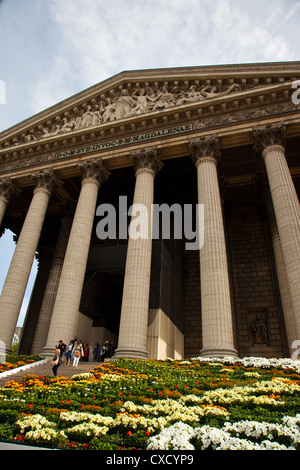 Eglise de Ste-Marie Madeleine in Paris Frankreich mit seinen vorderen Schritte mit Blumen geschmückt. Stockfoto