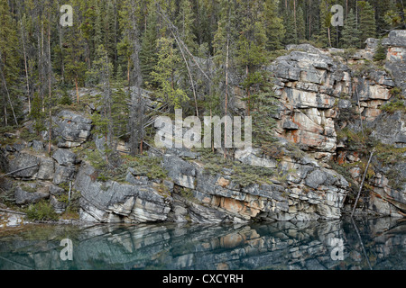 Rock-Clif Ufer des Horseshoe Lake, Jasper National Park, UNESCO-Weltkulturerbe, Alberta, Kanada, Nordamerika Stockfoto
