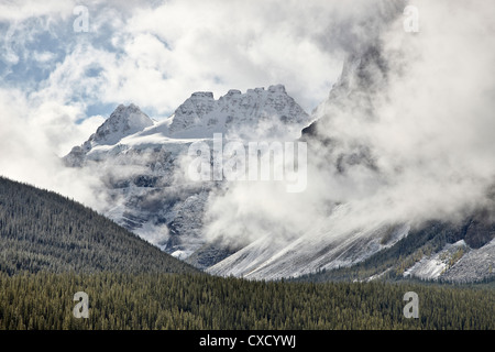 Schnee-bedeckten Bergen unter Wolken, Banff National Park, UNESCO World Heritage Site, Alberta, Kanada, Nordamerika Stockfoto