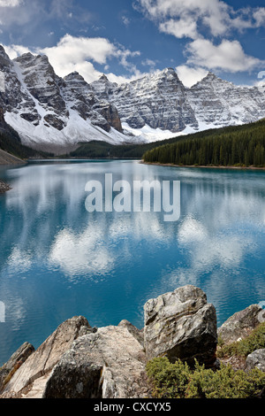 Moraine Lake im Herbst mit frischem Schnee, Banff National Park, UNESCO World Heritage Site, Alberta, Kanada, Nordamerika Stockfoto