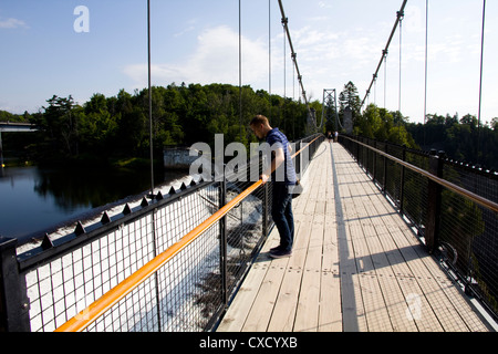 Eine Promenade und Hängebrücke bieten spektakuläre Ausblicke auf Montmorency Wasserfälle, Quebec City, Kanada Stockfoto