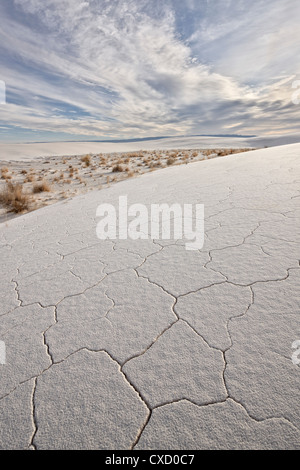 Geknackt Dünen mit Wolken, White Sands National Monument, New Mexico, Vereinigte Staaten von Amerika, Nordamerika Stockfoto