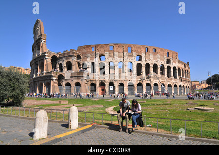 Rom, Italien - 30. März 2012: Touristen, die das Kolosseum (Kolosseum), eines der berühmtesten Wahrzeichen der Welt Stockfoto