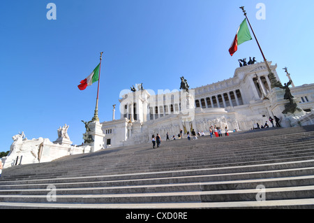 Rom, Italien - 30. März 2012: Touristen, die Piazza Venezia, große quadratische und touristische Attraktion im Zentrum von Rom Stockfoto