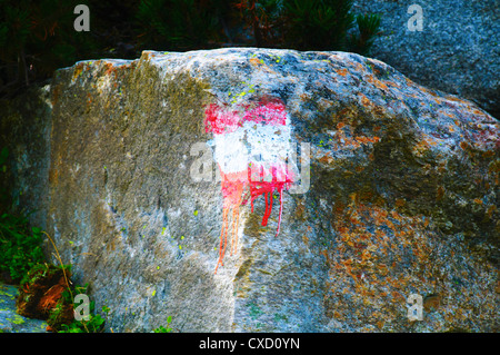 Auf einem Felsen Österreich, Zillertal hoch Alpine Natur Park Hochgebirgs-Naturpark in der Nähe von Ginzling, Tyrol markierte Wanderweg Stockfoto