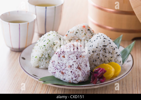 Reisbällchen mit Furikake Stockfoto