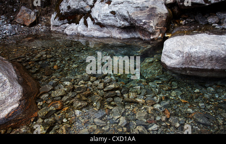 Wunderschöne Kristall klarem Wasser aus einem Gebirgsbach hoch im Himalaya, in der Nähe von Gosaikunda, Nepal Stockfoto