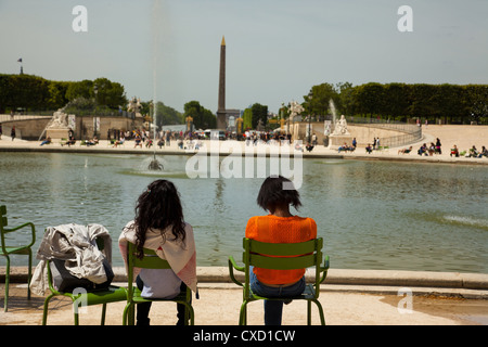 Entspannen neben ein Wasserspiel im Jardin des Tulleries Blick in Richtung Place De La Concorde in Paris Frankreich Stockfoto