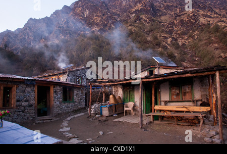 Warme Licht, das auf einem malerischen Bergdorf Teehaus am Ghopte, eine Raststätte für Wanderer, Langtang Nationalpark, Nepal Stockfoto